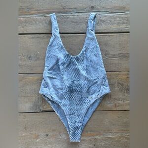 Wrapped Up One Piece Swimsuit in Snake Tie Dye
Blue Life size XS